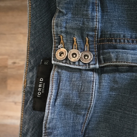 Torrid Capris - Picture 5 of 5